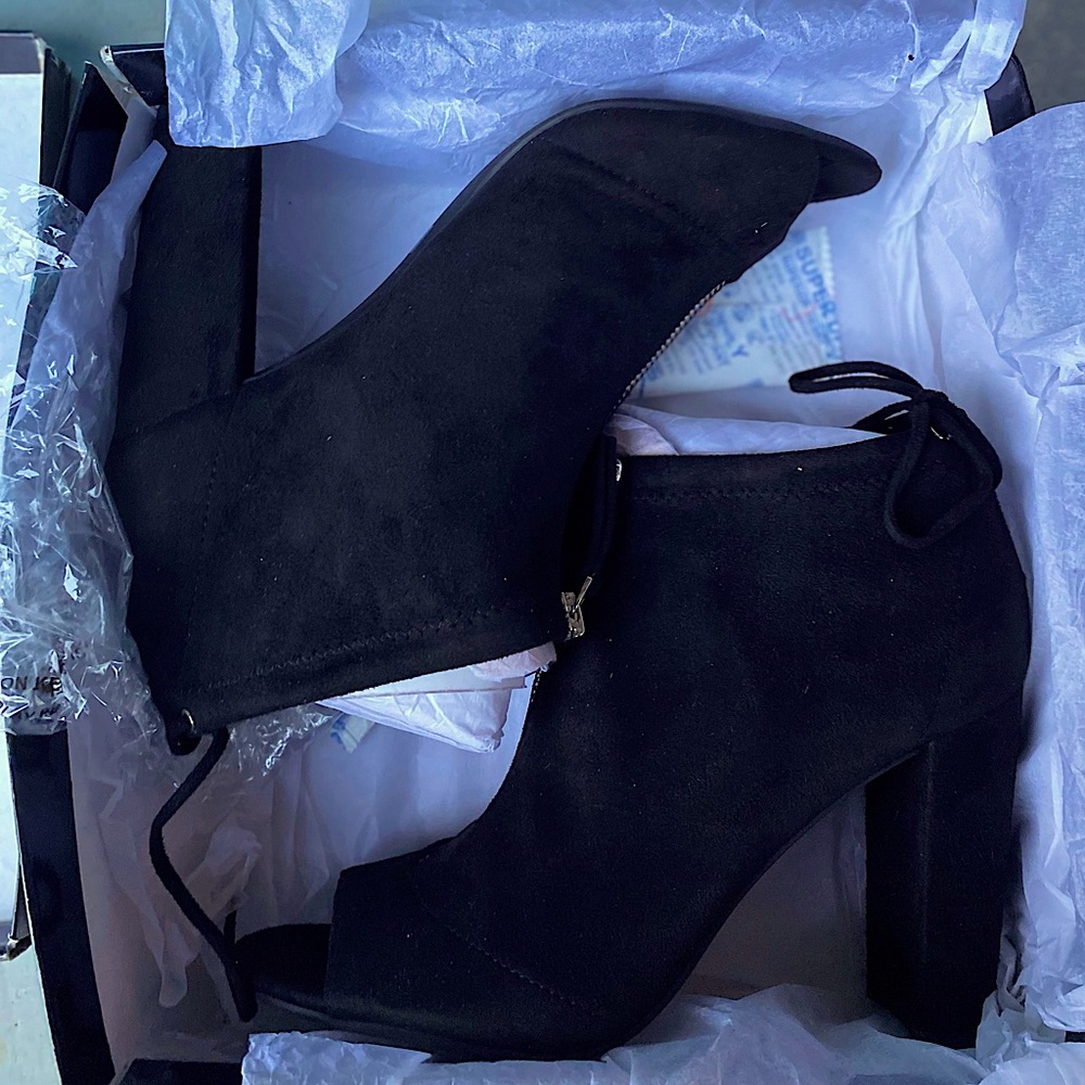 G by Guess Peep Toe Ankle Booties 8 Black Suede Zipper closure 4" Heels NEW